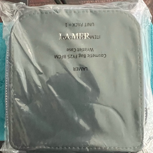 La Mer cosmetic case - Picture 3 of 3